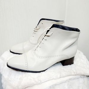 Vintage Sudini off white leather granny lace up boots. Size 10